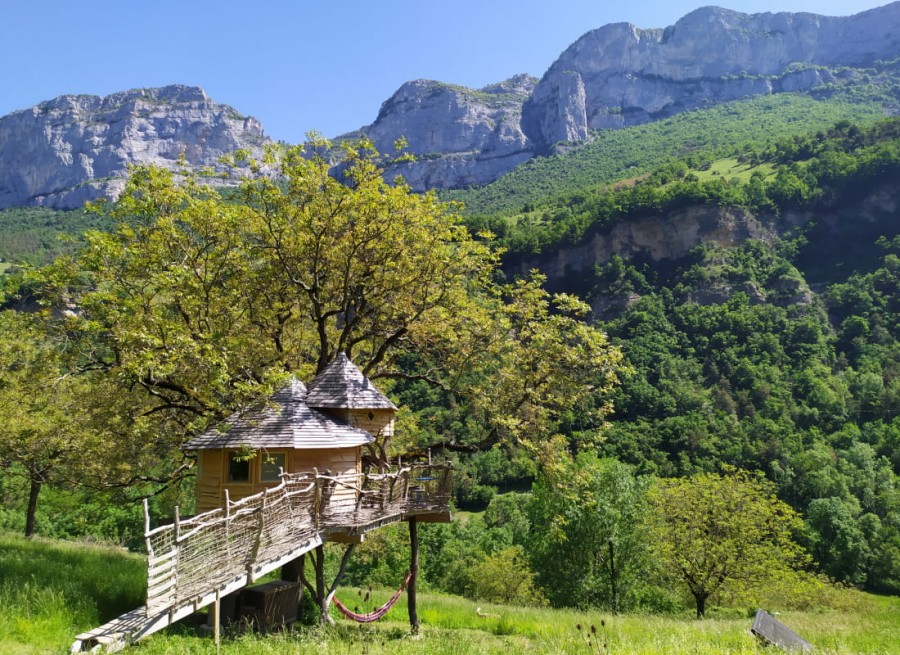 Comment vivre une expérience unique en cabane dans les arbres dans la Drôme ?