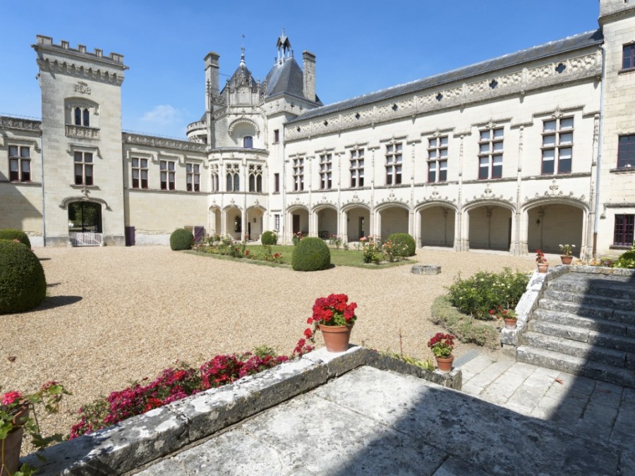 Pourquoi se rendre absolument au château de Breze ?